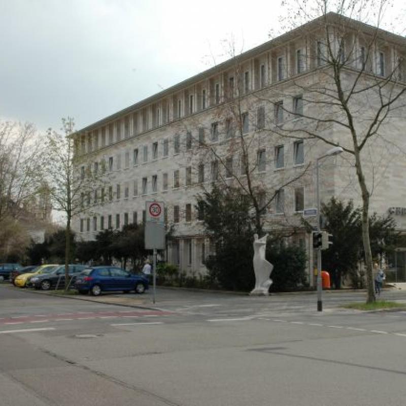 Verwaltungsgebäude mit Gewandfigur, Foto FB 61 2005 Gladrow