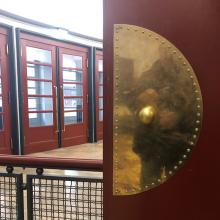 Detail an der Doppel-Tür zum großen Saal in bauzeitlichem Stil nachempfunden – Foto: Lutz Walzel