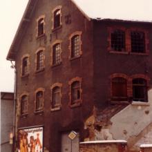 Alte Fabrik im Gerberbachviertel 1982  - Initialen von Sigmund Hirsch als Ziereisen in der Fassade zur Grundelbachstraße - Stadtarchiv Weinheim