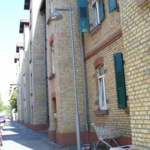Draissiedlung, Fichtenweg 2-24, Straßenfassaden mit Treppenhäuser (Foto 2011)