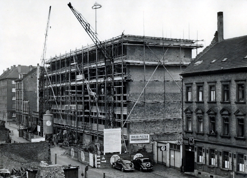 Neubau der Konumzentrale 1954 mit Holzgerüst