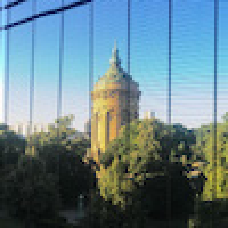 Der Wasserturm durch die Vorhangfassade fotografiert