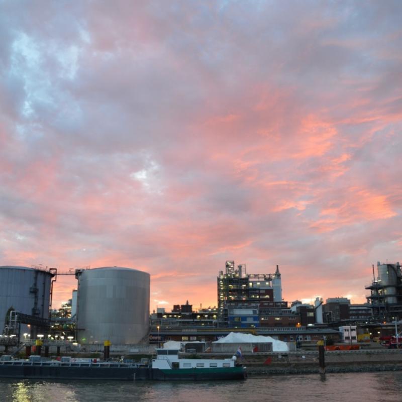 BASF-Anlagen vor grandiosem Sonnenuntergang – Foto Ede Sichau