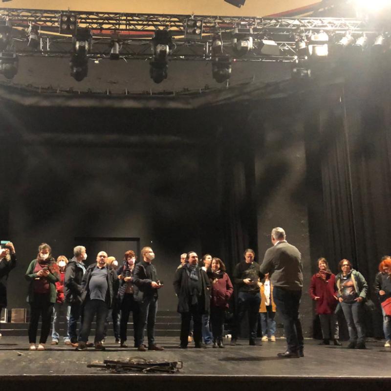 Die Besuchergruppe auf der Bühne – Foto: Lutz Walzel