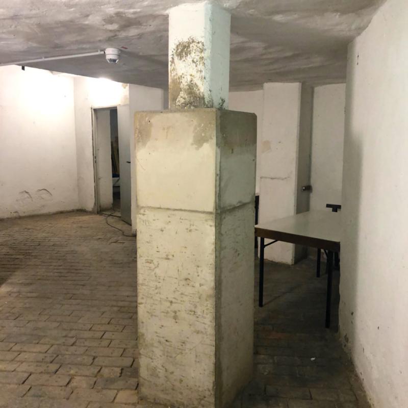 Im Keller, hier eine der mit Beton ertüchtigten tragenden Säulen – Foto: Lutz Walzel