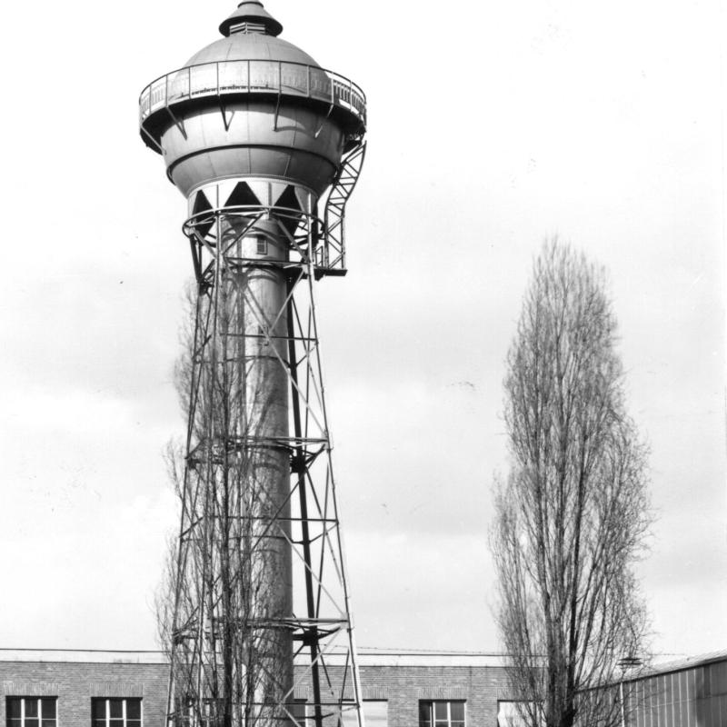 Wasserturm im Fabrikhof, 1939 - MWM Energie Copyright: Bestimmte Rechte vorbehalten. Alle Bilder und Logos unterliegen folgender Creative Commons Lizenzbestimmung: Namensnennung - Nicht-kommerziell - Keine Bearbeitung 2.0 (CC BY-NC-ND 2.0)
