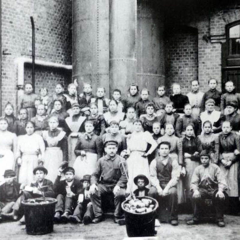 Spinnereiarbeiter*innen um 1900