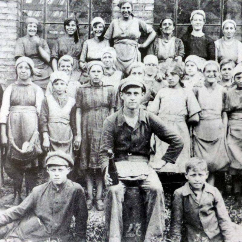 Arbeiter*innen in der Abschneiderei: fast noch Kinder (Foto aus Heierling: 100 Jahre Jutekolonie Mannheim)