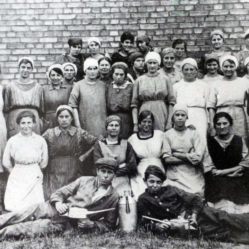 Spinnereiarbeiter*innen (Foto aus Heierling: 100 Jahre Jutekolonie Mannheim)