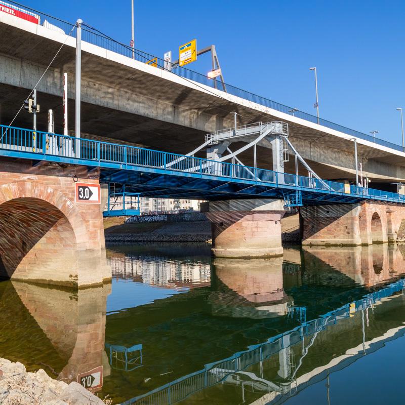Spatzenbrücke Blick nach Nord. Ganz rechts (rotes Dach) der Komandostand (Foto Lutz Walzel 03-2021)