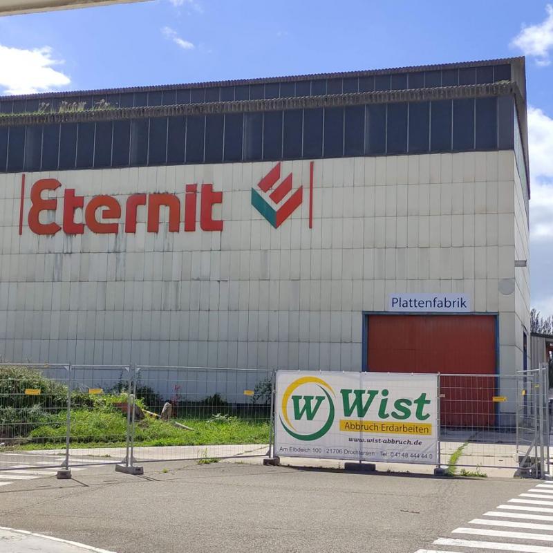 Eternit-Halle in Leimen - mit Abbruchunternehmen auf der Lauer Foto: Schadagies 2021