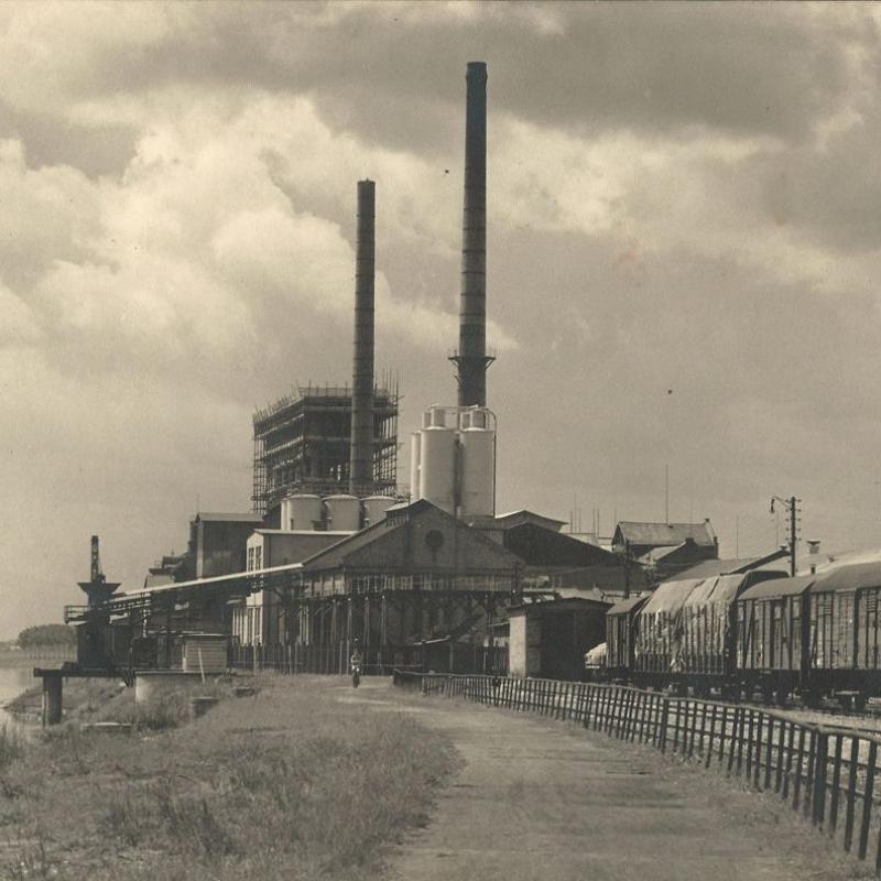 Per Bahn und Schiff wird Stroh in die Strohzellstoff-Fabrik gefahren um 1960. (Foto: Bruno Seibert /Sammlung OAG Rheindürkheim)
