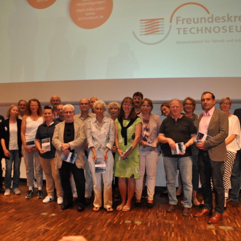 Gruppenfoto mit allen Beteiligten, Foto Helmut Roos