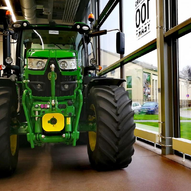 John Deere, Traktor im Ausstellungsraum, Foto A. Schrimpf