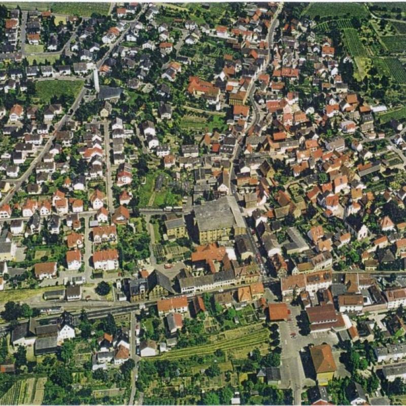 Hirschberg-Großsachsen mit dem großen Fabrik-Gebäude in zentraler Lage - Quelle: Foto-Archiv Hillen