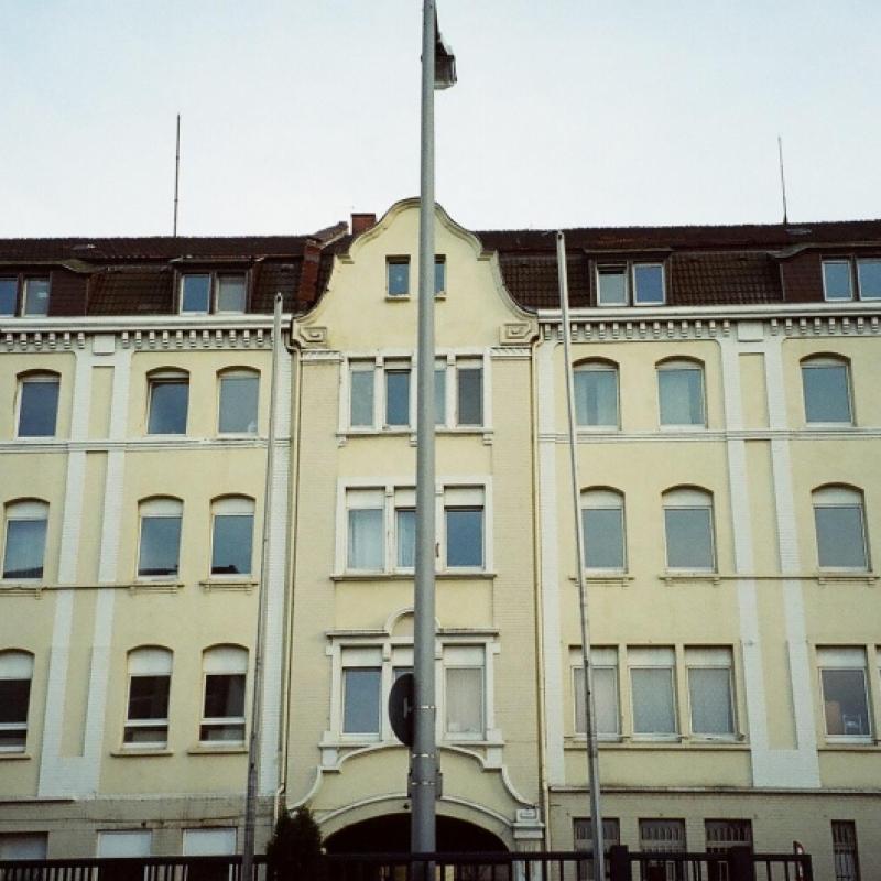 Fassade des alten Konsumvereins in der Industriestraße