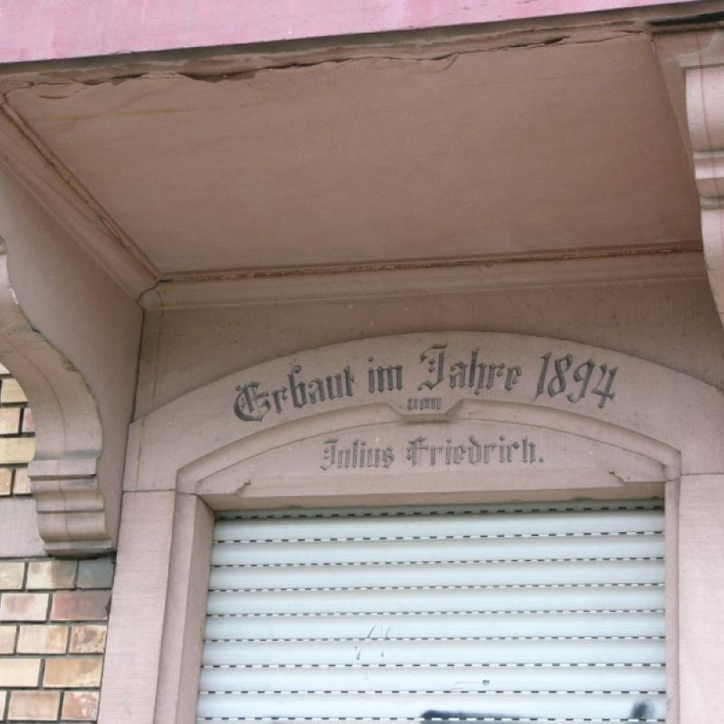 Gravur von J.Friedrich über dem Eckfenster im Erdgeschoß