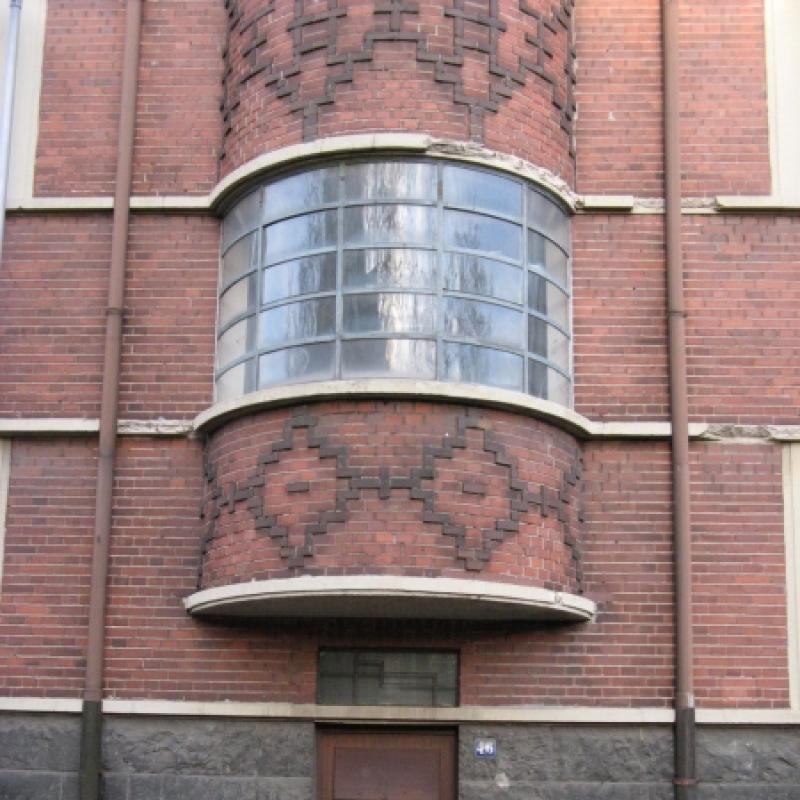 Treppenhaus und Eingang mit markanten gebogenen Fenstern