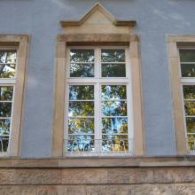 Bachstraße 5-7, Fenster mit Dreiecksbekrönung, Foto Monika Ryll Oktober 2020
