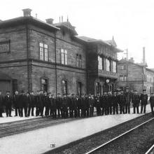 Alter Bahnhof Friedrichsfeld-Nord (links) und ehemaliges Dienstgebäude (rechts) (Gleisseite), Foto um 1900, Marchivum