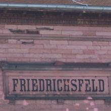 Schriftzug "Friedrichsfeld" am alten Bahnhof, Foto September 2020 Monika Ryll