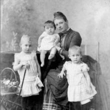 Fanny Giulini eb. Clemm mit ihren Kindern Renzo, Gisella und Udo, Foto um 1887, aus: Riegl, Gisella Lanz-Giulini