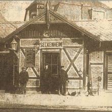 erster Bahnhof Seckenheim vor der katholischen Kirche, Foto um 1900