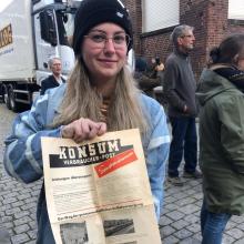 Eine Besucherin mit Zeitungsoriginal, Foto Lutz Walzel 2022