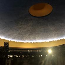 Die Kuppel im Saal, seit der Renovierung 2018 wieder mit Beleuchtung – Foto: Lutz Walzel