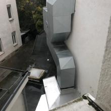Im Treppenhaus zum Dach, Blick auf die Lüftungstechnik – Foto: Lutz Walzel