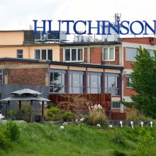 HUTCHINSON-Fabrik – links Teil der Hafenpark-Partymeile – Foto: Lutz Walzel © 2023