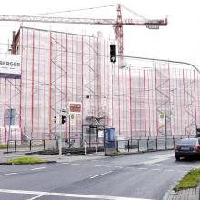 An der Röntgenstraße verdeckt eine Riesenplane die Fassade der Alten Brauerei – Foto Thomas Tröster