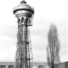 Wasserturm im Fabrikhof, 1939 - MWM Energie Copyright: Bestimmte Rechte vorbehalten. Alle Bilder und Logos unterliegen folgender Creative Commons Lizenzbestimmung: Namensnennung - Nicht-kommerziell - Keine Bearbeitung 2.0 (CC BY-NC-ND 2.0)