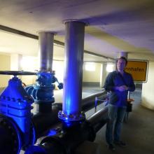 Rohleitungen zum/vom stillgelegten Wassertank mit Bernd Albert   (Foto: Ritter, 2017)