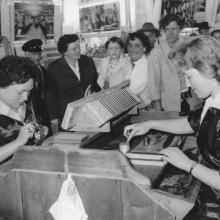 Zigarrenmacherinnen aus Hockenheim bei einer GEG-Ausstellung in Stuttgart 1957