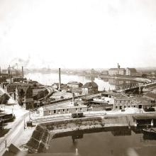 Der Industriehafen um 1910 vom Norden mit Blick auf das Waldhofbecken (im Vordergrund) sowie die 1901/02 erbaute Diffenébrücke. Foto: Marchivum