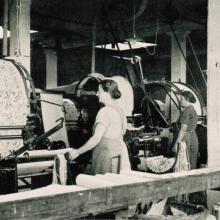 Arbeiterinnen beim Abrollen der Tapeten