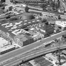 Das Luftbild aus den 1950er Jahren zeigt die Fabrik vom Krieg fast unzerstört (Quelle Stadtarchiv MA)