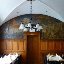 Holzvertäfelung und Wandmalereien in der Braustube (Foto: Ritter)