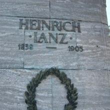 Heinrich-Lanz-Denkmal, Inschrift mit Kranz, Foto Monika Ryll Juli 2019