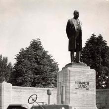 Heinrich-Lanz-Denkmal mit Lanz-Traktor, Lanz-Archiv (John Deere GmbH), Foto um 1950
