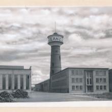 Wasserturm mit wiederaufgebautem Verwaltungsgebäude, Foto um 1960, Lanz Archiv (John Deere gmbH & Co.KG)