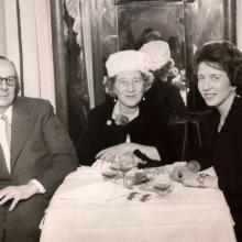 Erika Harre (rechts) mit ihrer Mutter Ilse Stinnes und ihrem Stiefvater Erich Müller-Stinnes, Foto um 1955 Michael Harre