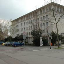 Verwaltungsgebäude mit Gewandfigur, Foto FB 61 2005 Gladrow