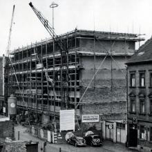 Bau der neuen Zentrale mit Holzgerüsten 1954