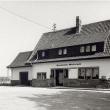 Wallstadter Bahnhof, Straßenseite, Foto um 1975, Marchivum