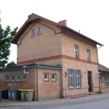 OEG-Bahnhof Käfertal Straßenseit mit Eingang zur Wohnung, Foto Monika Ryll Mai 2020