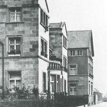 ehemalige Villa Clemm (im Hintergrund), Foto 1910, aus: Gerhard Kabierske, Der Architekt Hermann Billing, S. 234