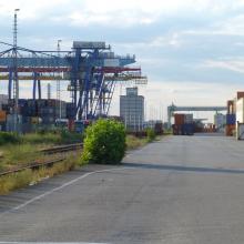 Die Containerbrücken des Contargo-Terminals, rechts von DUSS (Ritter 2020)