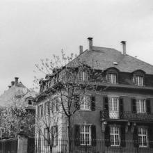Spinozastraße 7 – Foto vor 1945 mit historischem Mansarddach, Marchivum